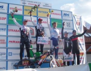 Pódium mužů ELITE na pohárové Okrouhlé v r. 2011.